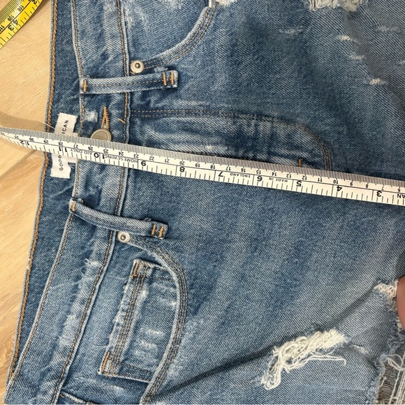EUC- GOOD AMERICAN CUTT OFF JEANS - Picture 6 of 7